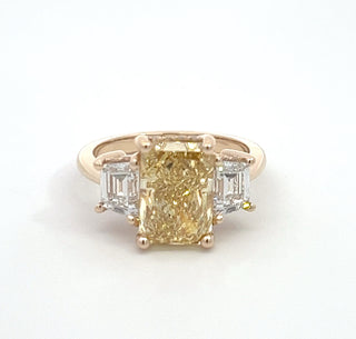 14K Y/G LAB GROWN YELLOW AND WHITE DIAMOND 5.00CT RADIANT CUT CENTER WITH TRAPEZOIDS