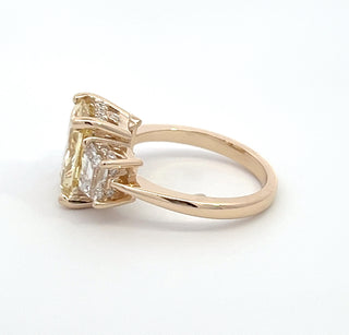 14K Y/G LAB GROWN YELLOW AND WHITE DIAMOND 5.00CT RADIANT CUT CENTER WITH TRAPEZOIDS