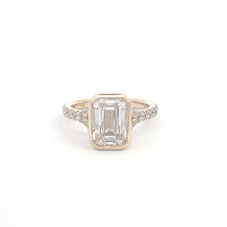 14K Y/G LAB GROWN DIAMOND EMERALD CUT CENTER WITH ROUNDS 2.50CTS